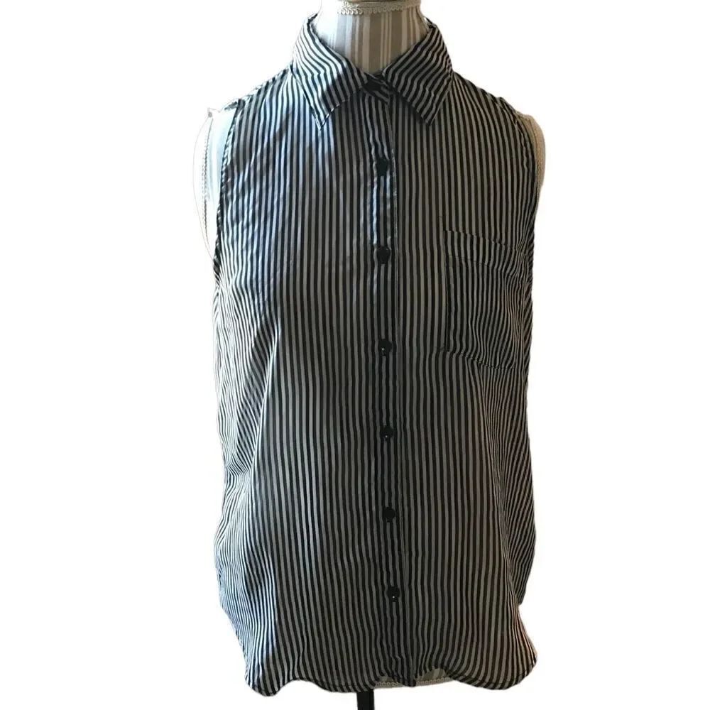 Forever 21 size needing sleeveless blouse striped like new condition